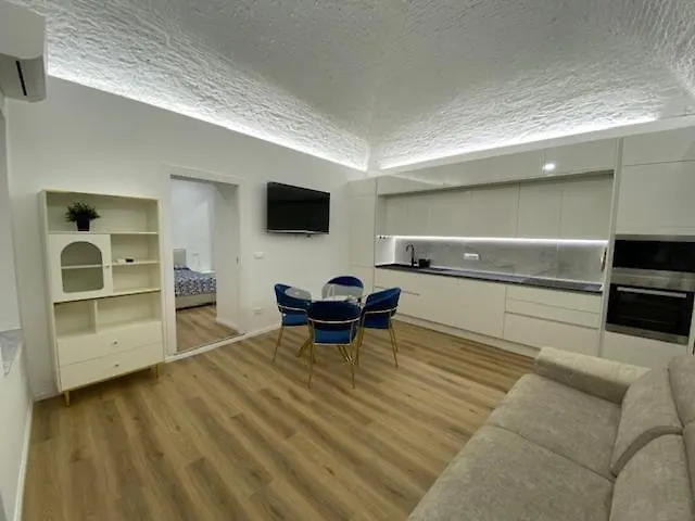 Little White House Apartman *